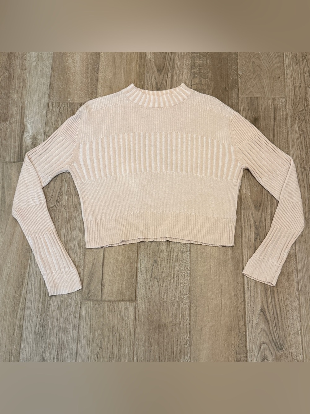 American Eagle Outfitters Light Cream and Tan Ribbed Crop Sweater
